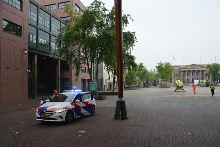 Zoektocht naar persoon in stadsgracht