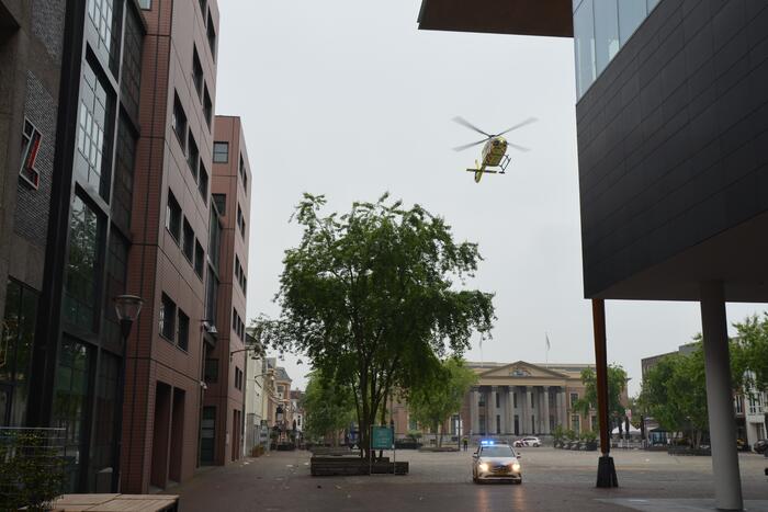 Zoektocht naar persoon in stadsgracht