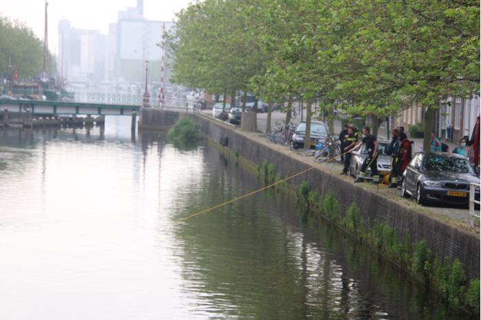 Zoektocht naar persoon in stadsgracht