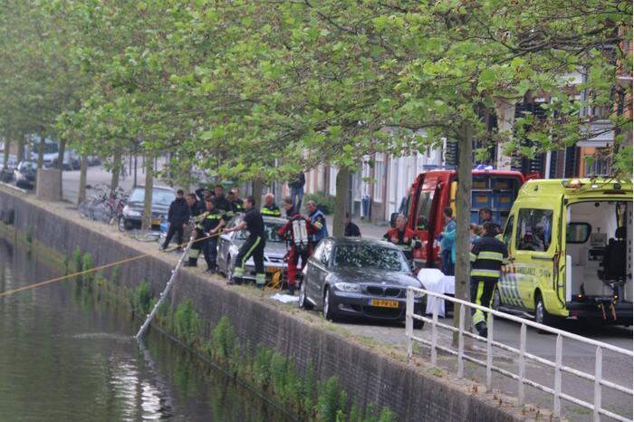 Zoektocht naar persoon in stadsgracht