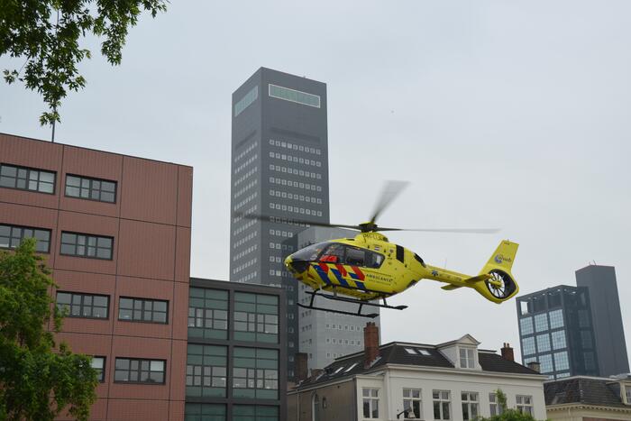 Zoektocht naar persoon in stadsgracht