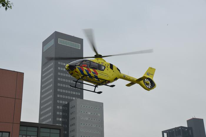 Zoektocht naar persoon in stadsgracht