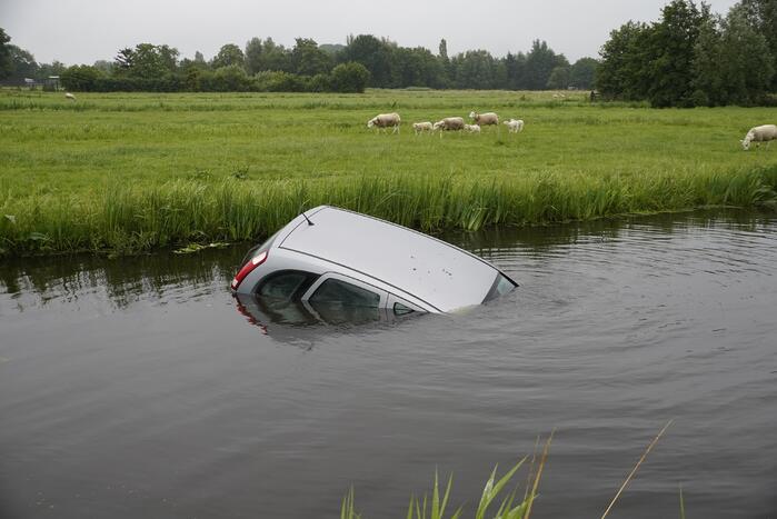 Auto belandt in diepe sloot