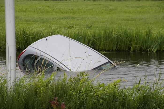 Auto belandt in diepe sloot