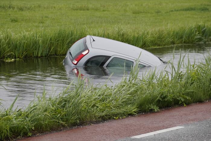 Auto belandt in diepe sloot