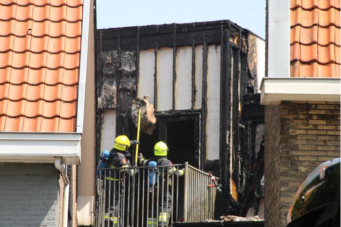 Zwarte rookwolken bij grote uitslaande woningbrand