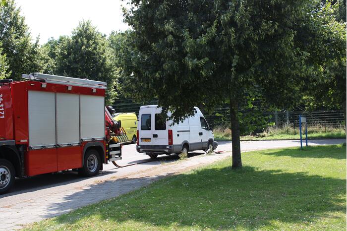 Bestelbus komt tot stilstand gekomen op het spoor