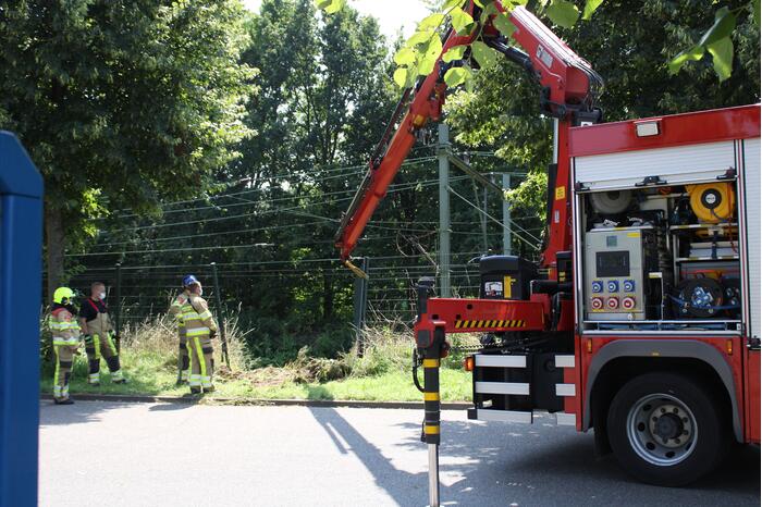 Bestelbus komt tot stilstand gekomen op het spoor