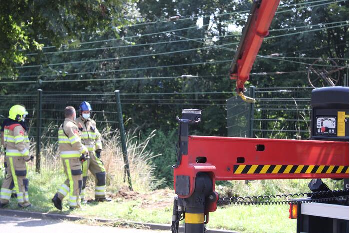 Bestelbus komt tot stilstand gekomen op het spoor