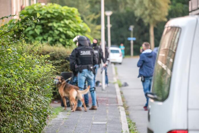 Arrestatieteam doet inval in woning