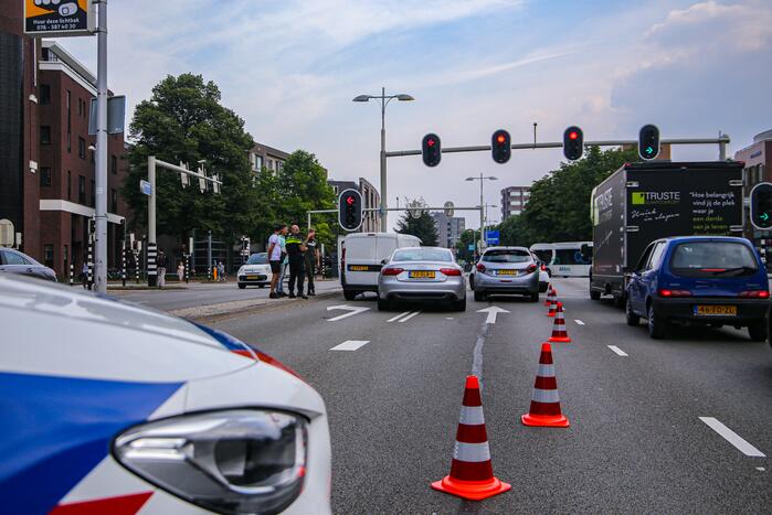 Lange verkeersophoping door botsing tussen bestelbus en personenauto's