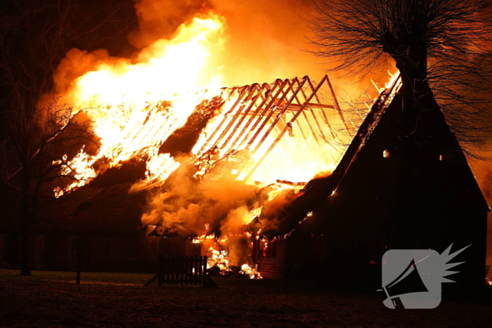 Grote uitslaande brand in boerderij