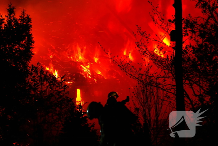 Grote uitslaande brand in boerderij