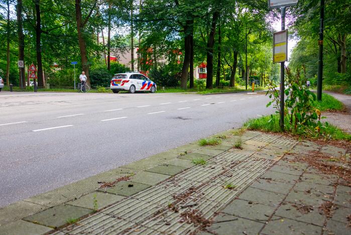 Vrouw slaat met fiets over de kop en raakt zwaargewond