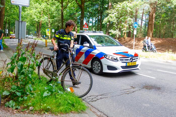 Vrouw slaat met fiets over de kop en raakt zwaargewond