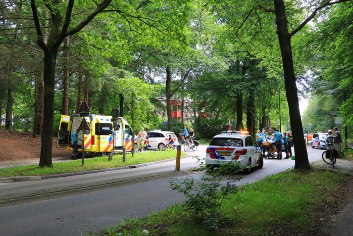 Vrouw slaat met fiets over de kop en raakt zwaargewond