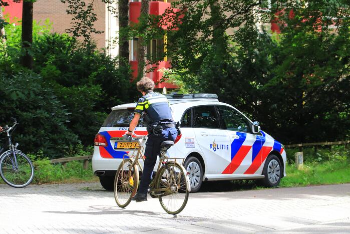 Vrouw slaat met fiets over de kop en raakt zwaargewond