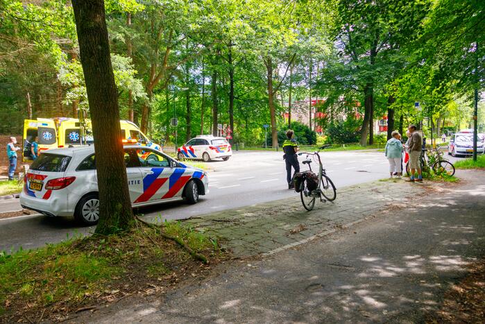 Vrouw slaat met fiets over de kop en raakt zwaargewond