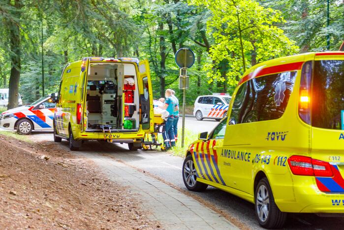 Vrouw slaat met fiets over de kop en raakt zwaargewond