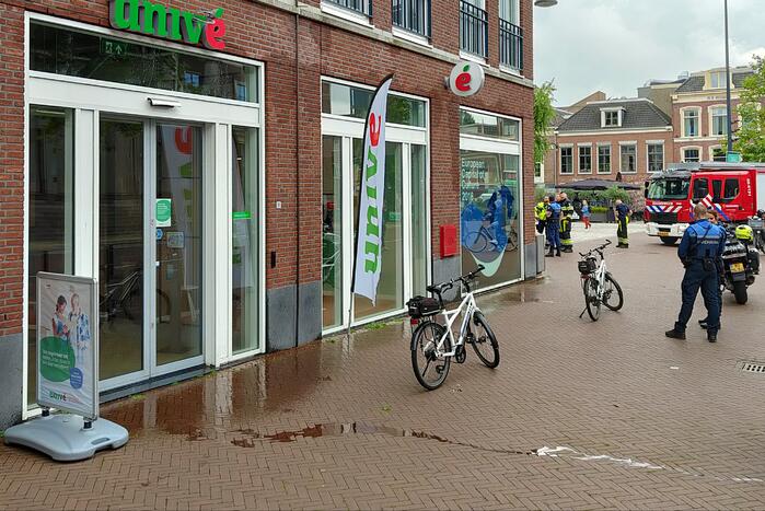 Water stroomt aan alle kanten uit appartementencomplex