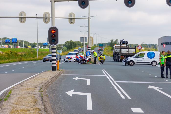 Politiemotor en bestelbus botsen bij Foodcourt