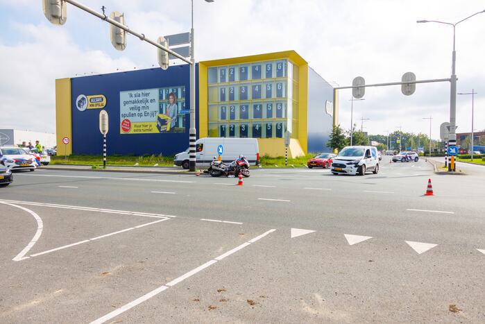 Politiemotor en bestelbus botsen bij Foodcourt