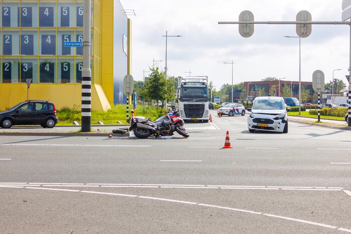 Politiemotor en bestelbus botsen bij Foodcourt