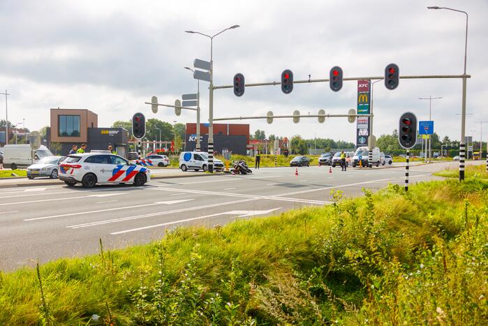 Politiemotor en bestelbus botsen bij Foodcourt