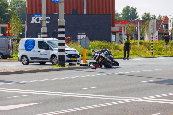 Politiemotor en bestelbus botsen bij Foodcourt