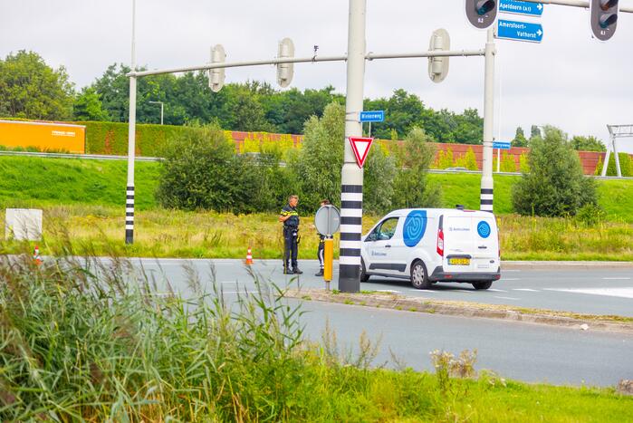 Politiemotor en bestelbus botsen bij Foodcourt