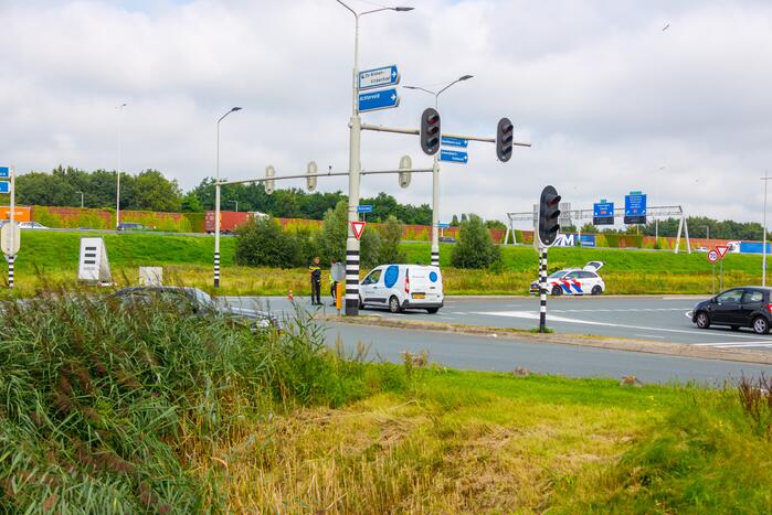 Politiemotor en bestelbus botsen bij Foodcourt