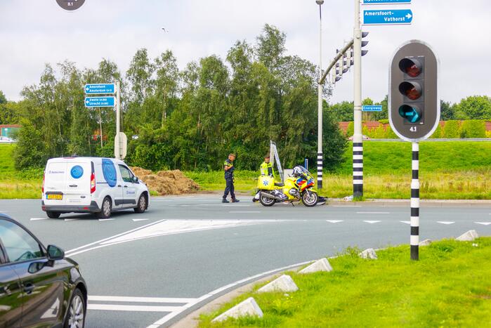 Politiemotor en bestelbus botsen bij Foodcourt