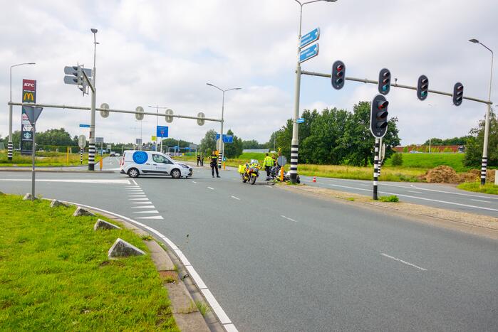 Politiemotor en bestelbus botsen bij Foodcourt