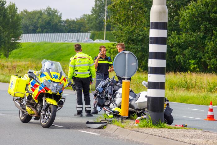 Politiemotor en bestelbus botsen bij Foodcourt