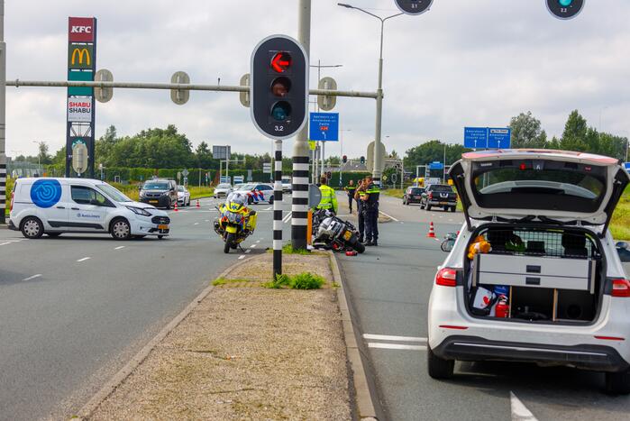 Politiemotor en bestelbus botsen bij Foodcourt