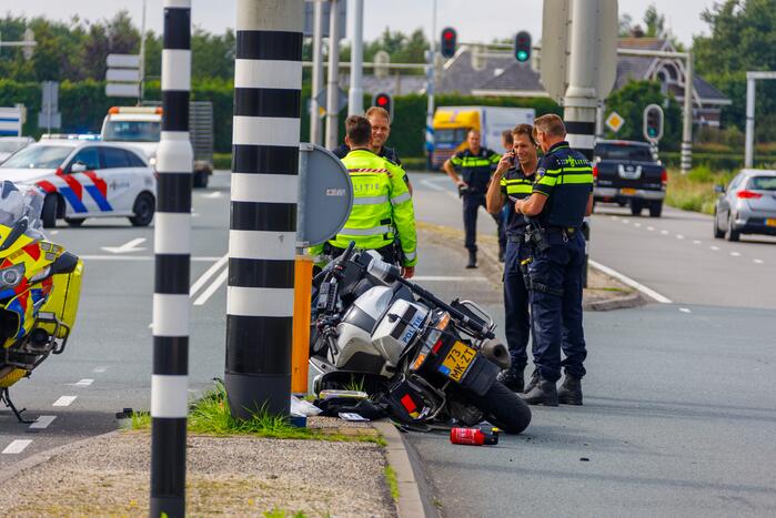 Politiemotor en bestelbus botsen bij Foodcourt