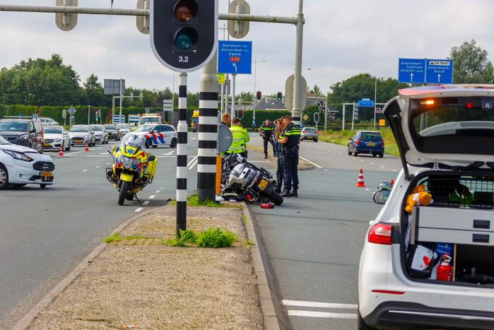 Politiemotor en bestelbus botsen bij Foodcourt