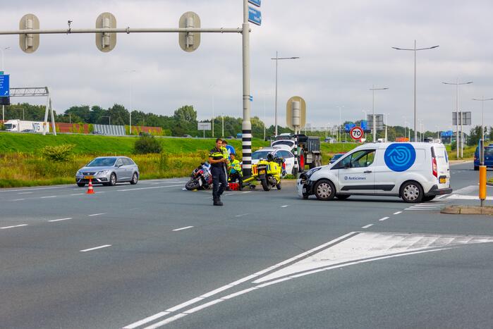 Politiemotor en bestelbus botsen bij Foodcourt