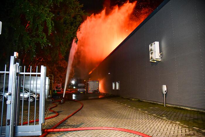 Uitslaande brand verwoest bedrijfspand