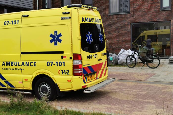 Fietser en auto botsen in Reehorst