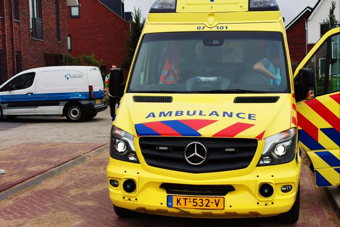 Fietser en auto botsen in Reehorst