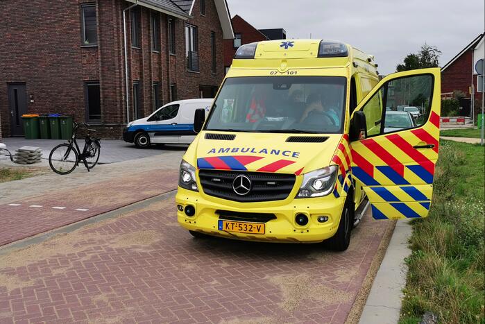 Fietser en auto botsen in Reehorst