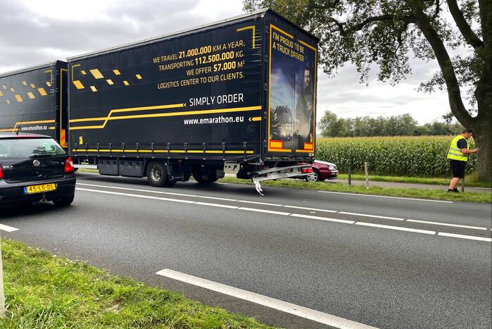 Bestelbus botst achter op oplegger van vrachtwagen