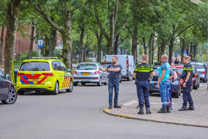 Personenauto botst op e-biker