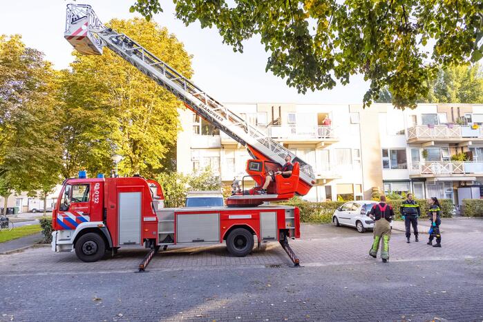 Politie controleert woning met behulp van hoogwerker