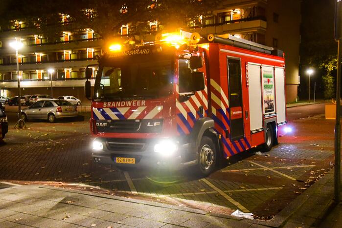 Vuurwerk zet oude supermarkt vol rook