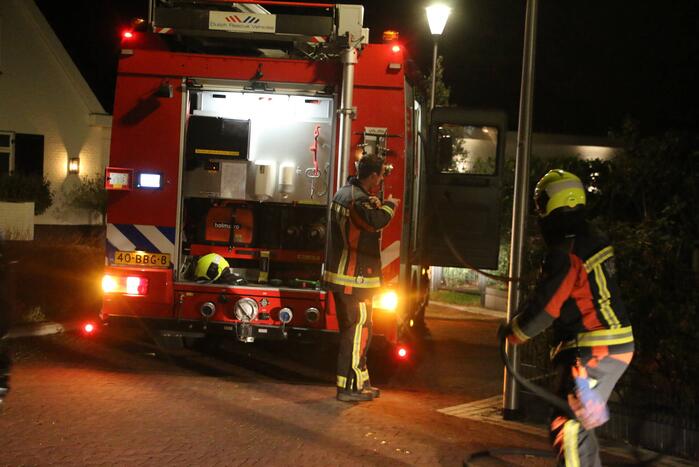 Brandweer dooft brand in schoorsteen van woning