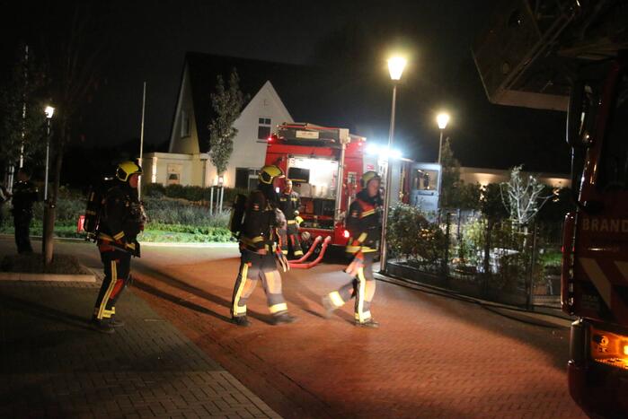 Brandweer dooft brand in schoorsteen van woning