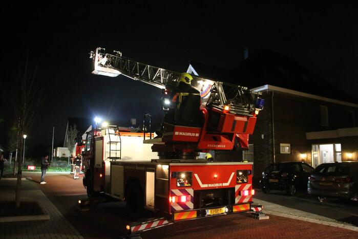 Brandweer dooft brand in schoorsteen van woning