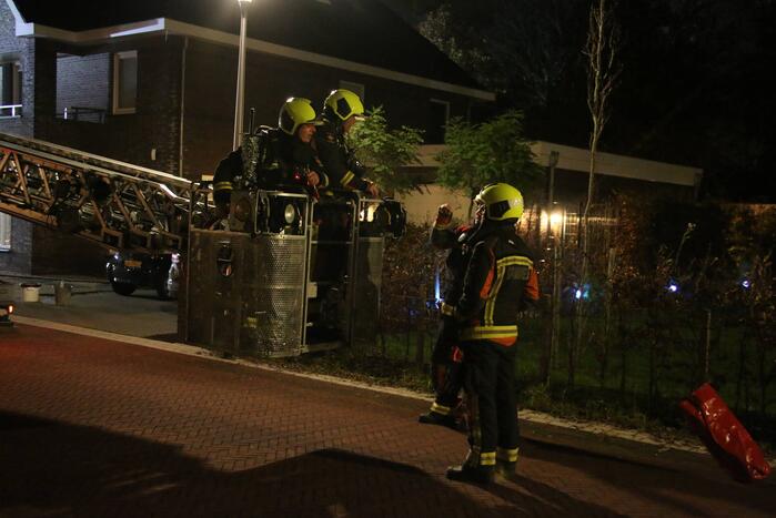 Brandweer dooft brand in schoorsteen van woning